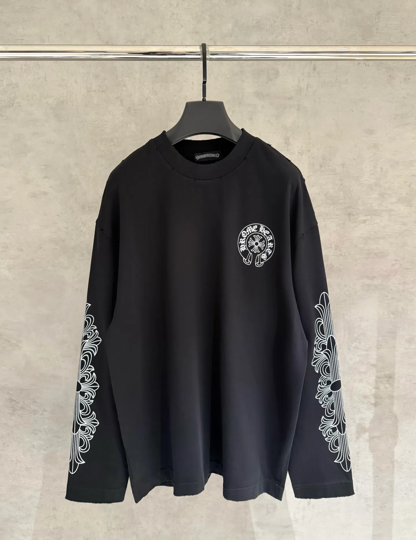 🅿️330 [Strict quality control] CH Crow Heart's new long-sleeved sweatshirt T-shirt. Heavy 340g double yarn fabric. Four flower positions on the front, back and left. Wash the whole garment twice. The four sides are frayed and torn. Heavy fabric. The neckline is made of icy Salona. Loose fit. Deep, wide and stylish. No deformation or shrinkage. Black and white color. Size: M-2xl
